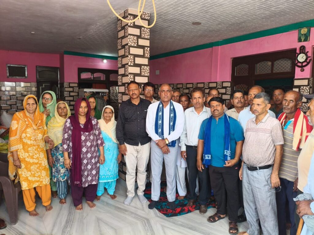 मढ़ विधानसभा में आयोजित बसपा की संगठनात्मक समीक्षा बैठक में मौजूद पार्टी पदाधिकारी और कार्यकर्ता। पोस्टर में संगठन को बूथ स्तर तक मजबूत करने और सामाजिक न्याय, समानता व सशक्तिकरण का संदेश दिया गया है।